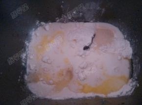 所有材料除白糖5g、低筋面粉10g、芝麻5g外全部放入面包机桶里