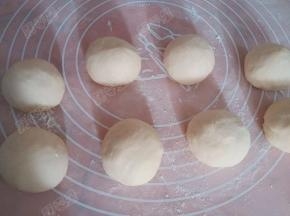 分成八等份，滚圆，然后中间松弛15分钟