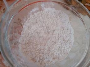 将白糖5g、低筋面粉10g、芝麻5g混合均匀成底部材料