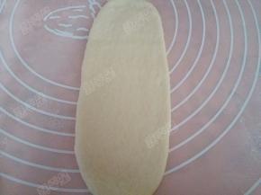 将松弛好的面团擀成牛舌状