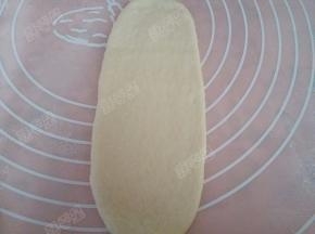 将松弛好的面团擀成牛舌状