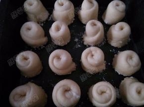 依次做好，全部放入刷过油的方烤盘