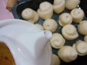 往烤盘底部倒入适量的色拉油