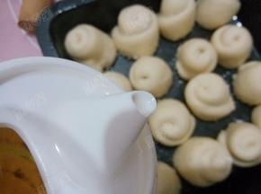 往烤盘底部倒入适量的色拉油