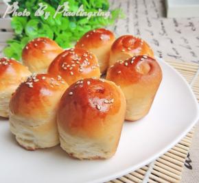 在面包出炉后在表面刷一层蜂蜜水即可