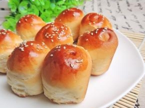 在面包出炉后在表面刷一层蜂蜜水即可