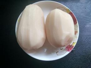 准备藕，去皮洗净。