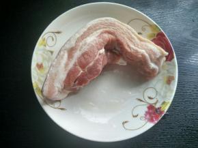 准备五花肉，洗净。