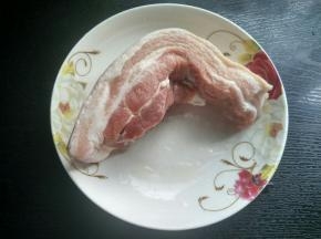 准备五花肉，洗净。