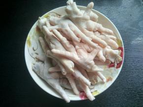 鸡爪去爪洗净。