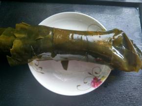 海带提前泡发洗净，卷起来。