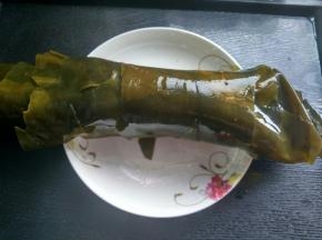 海带提前泡发洗净，卷起来。