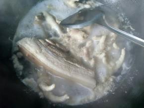 锅内放冷水，五花肉和鸡爪冷水下锅焯水。