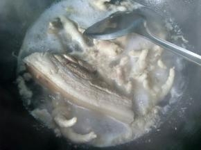 锅内放冷水，五花肉和鸡爪冷水下锅焯水。