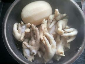 将所准备的食材放入电饭煲内胆，放盐。