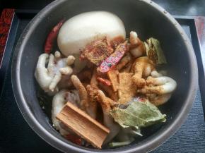 将准备好的生姜，八角，香叶，桂皮，草果，辣椒，花椒，放入锅内，放老抽，料酒，五香粉。