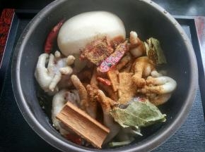 将准备好的生姜，八角，香叶，桂皮，草果，辣椒，花椒，放入锅内，放老抽，料酒，五香粉。