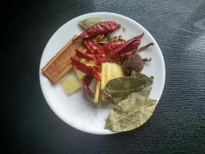 准备好桂皮，生姜，草果，香叶，辣椒，花椒，生姜切片。