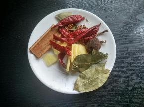 准备好桂皮，生姜，草果，香叶，辣椒，花椒，生姜切片。