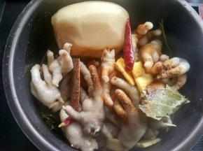 放清水，水量是淹过食材的一半。