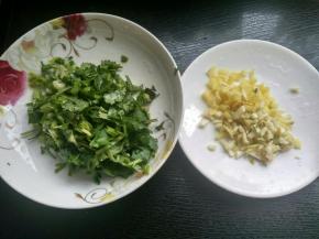 准备生姜，大蒜，香菜，切碎。