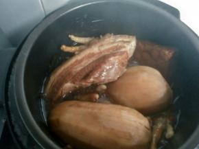 电饭煲提示音响了，用筷子把食材翻动一遍，焖30分钟入味。