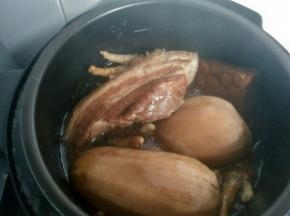 电饭煲提示音响了，用筷子把食材翻动一遍，焖30分钟入味。