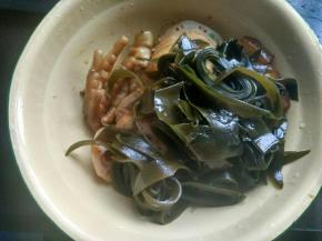 切海带，还准备了几个鸡爪。