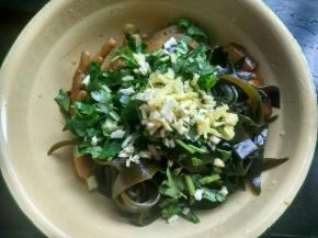 放香醋，白糖，麻油，香菜，大蒜，生姜，拌匀。