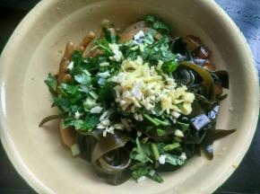 放香醋，白糖，麻油，香菜，大蒜，生姜，拌匀。
