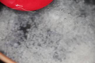 倒入米，一开始搅拌一下，防止粘底