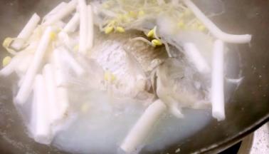放入鲫鱼锅内，继续煮10分钟