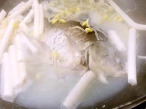放入鲫鱼锅内，继续煮10分钟