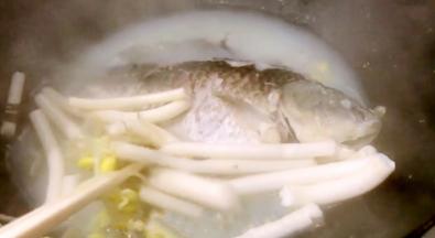 捞出黄豆芽、通草丢弃，加入少许盐调味即可