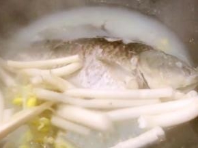 捞出黄豆芽、通草丢弃，加入少许盐调味即可