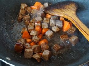 倒入葱姜料酒、生抽、蚝油、白砂糖、盐翻炒均匀