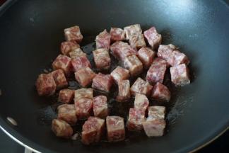 锅里热油三分熟，然后放入QQ牛仔粒在锅里煎至七八成熟