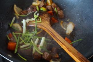 放入葱段翻炒