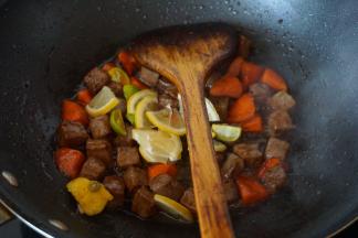 再加入柠檬片和青桔翻炒