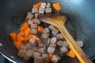 然后倒回牛仔粒炒