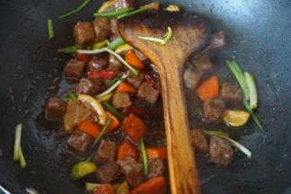 最后加入辣椒炒，因为考虑小朋友不吃辣椒，所以辣椒最后加，喜欢吃辣椒的可以在胡萝卜之前先煸香