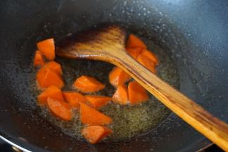 利用余油炒香胡萝卜