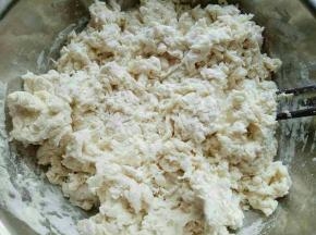 面粉放在容器中，分次加入开水。用筷子搅成絮状。不烫手时再揉成面团。盖上保鲜膜醒15分钟。