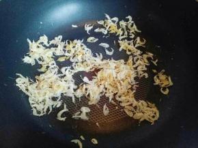虾皮洗干净后淋干，锅中加入油，加去虾皮煸炒，盛出备用。