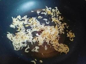 虾皮洗干净后淋干，锅中加入油，加去虾皮煸炒，盛出备用。