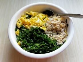 鸡蛋，韭菜，虾皮混合一起，加入盐，糖，十三香搅拌均匀。