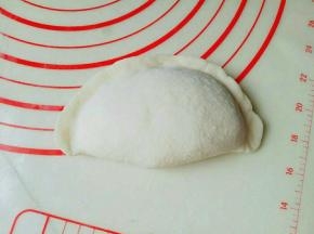 对折面皮，捏紧。