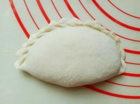 再捏出花边，依次做完。