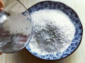 分次加入温水。【一定要分次加入，不同面粉吸水性不同。】