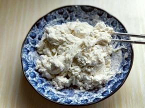 用筷子挑成絮状。